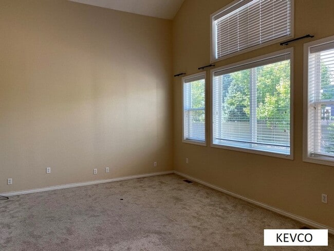 Building Photo - Amazing Three Bedroom Home With Office Space