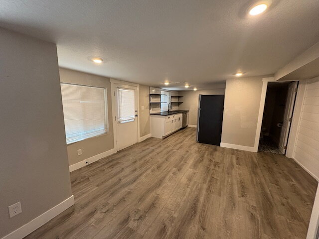 Building Photo - One-Bed Ground Floor Apartment - Edgewater...