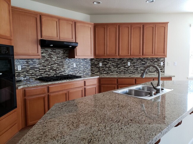 Building Photo - Huge Bella Flora house ready for you to ca...
