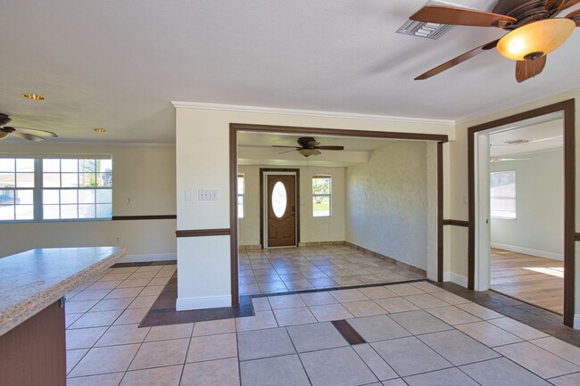 Building Photo - Annual Unfurnished 2-Bedroom 2-Bathroom wi...