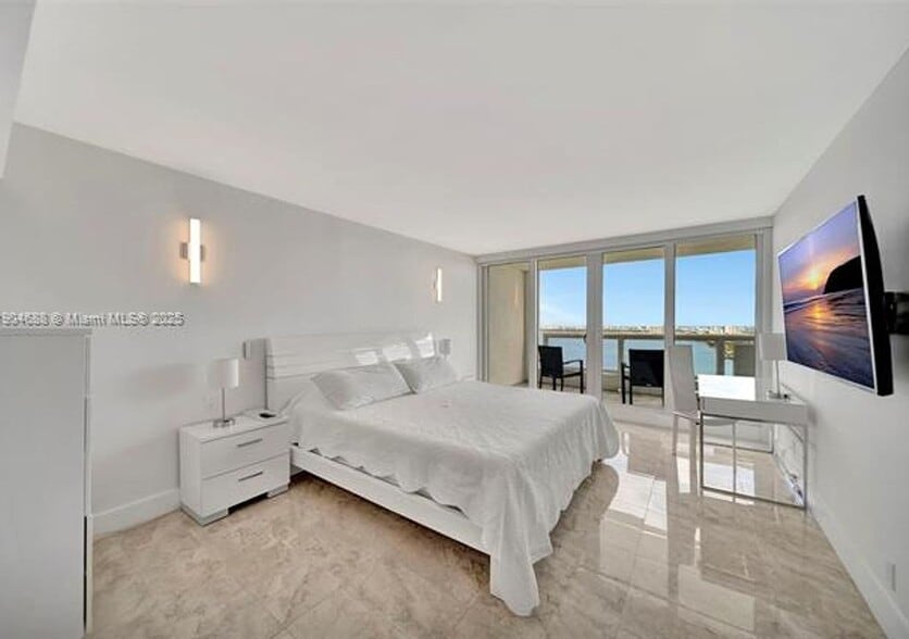 Building Photo - 851 NE 1st Ave