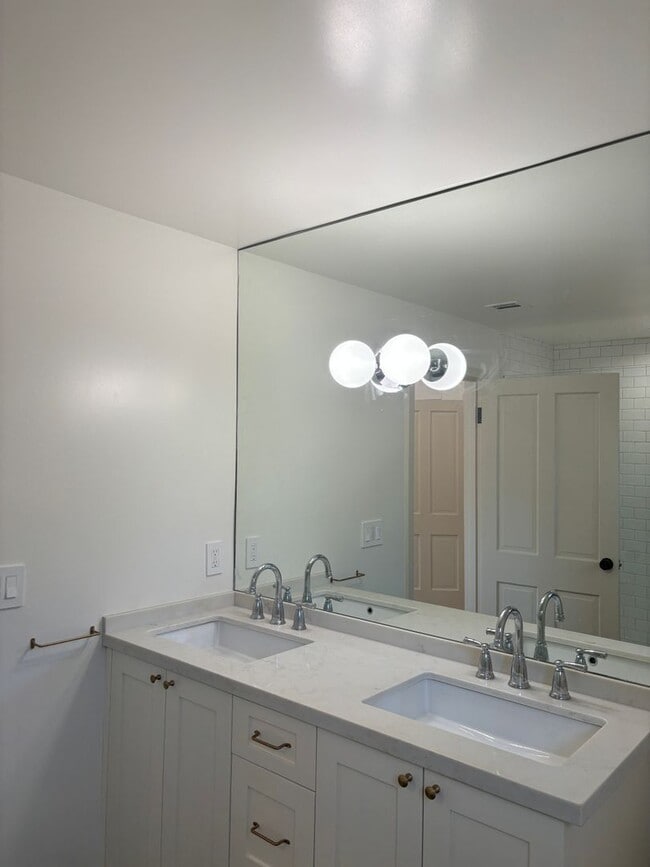 Building Photo - Newly renovated 2 bedroom 2 bathroom in a great location