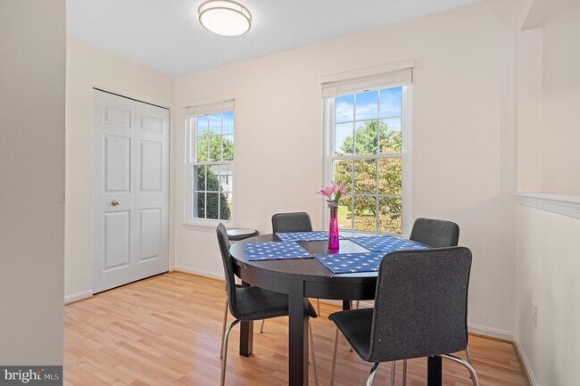 Building Photo - 1615 Spottsworth Way