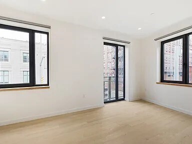 Building Photo - 87 Oxford St