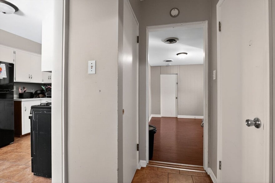 Building Photo - 800 W Joliet St