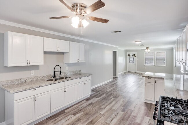 Building Photo - 710 Derbigny St