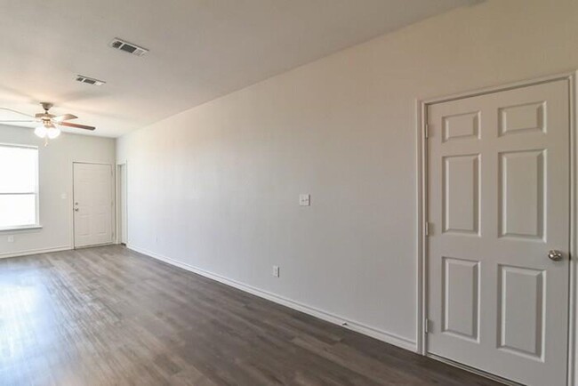 Building Photo - Spacious 3-Bedroom Duplex with Modern Touc...