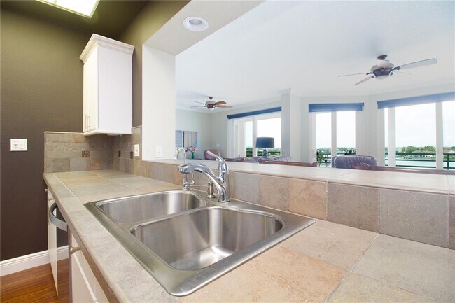 Building Photo - 8041 Sailboat Key Blvd S