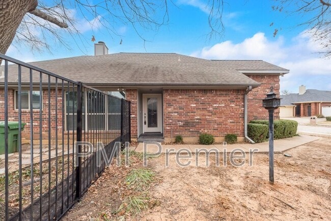 Building Photo - 1220 Royal Crescent Dr