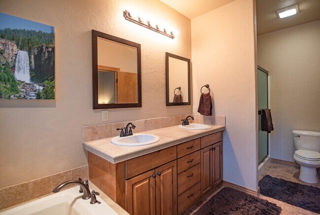 Building Photo - Seasonal Rental- Available through April 3...