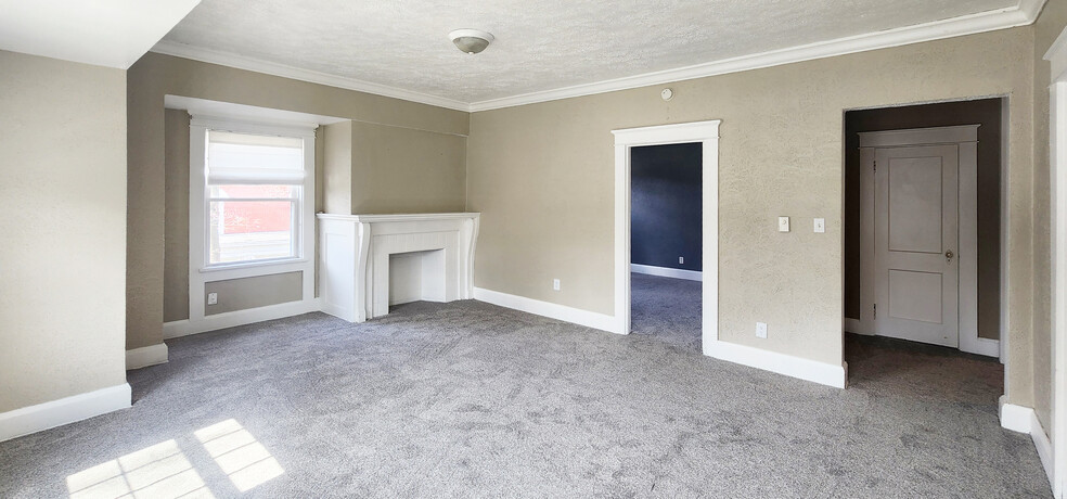 Living Room - 542 6th W St