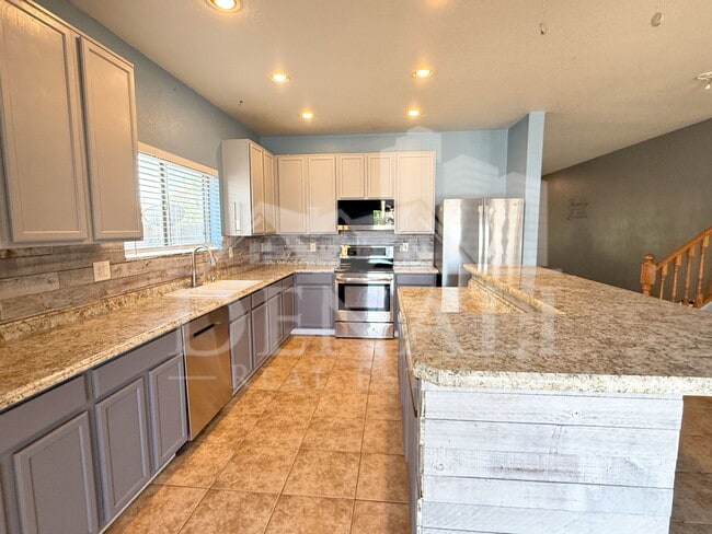 Building Photo - 2858 W Mineral Butte Dr