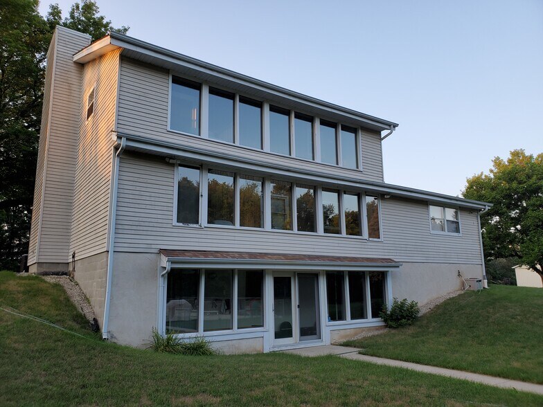 Building Photo - W269S8475 Alpine Dr