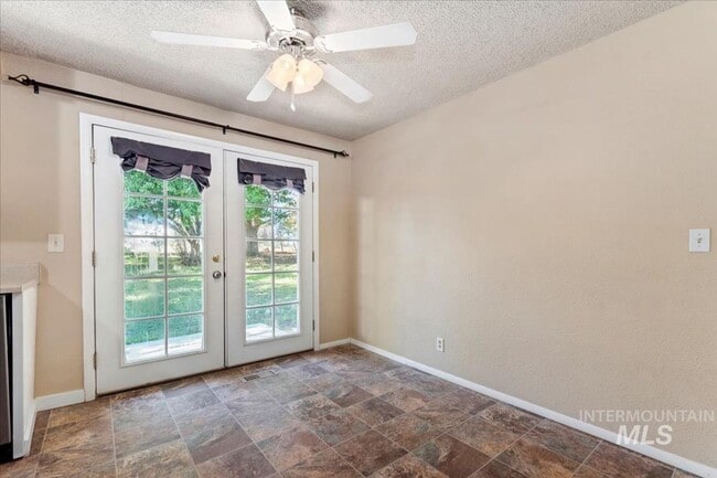 Building Photo - Updated Kuna Home with Private Backyard