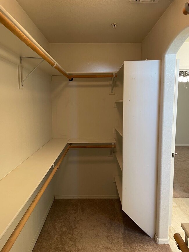 Building Photo - Move in ready, Call for a showing.