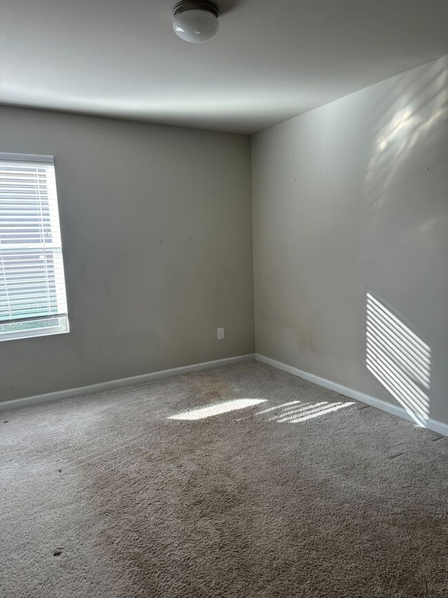Building Photo - Stylish 4BR/2BA Home with Garage & Privacy...
