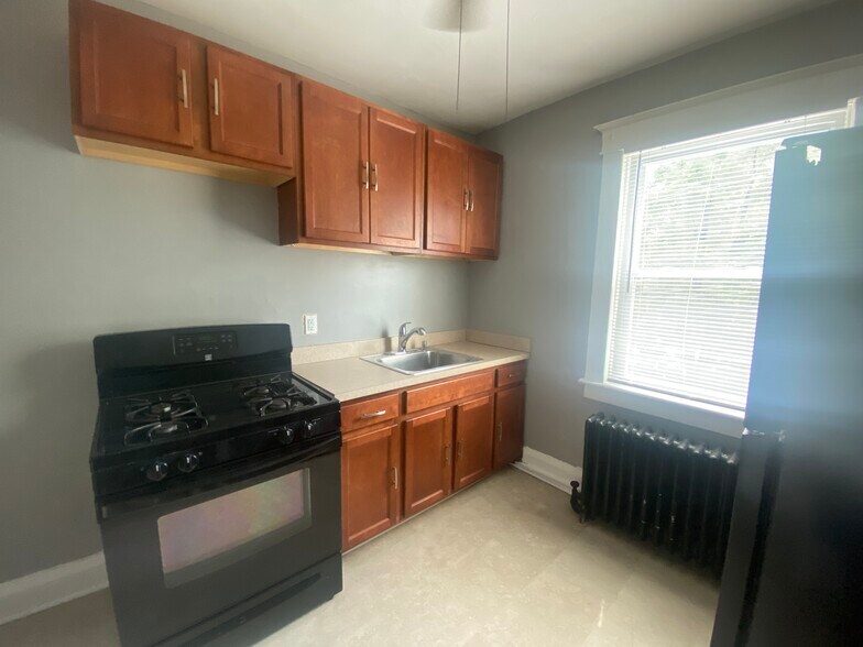 full kitchen - 606 N Woodington Rd