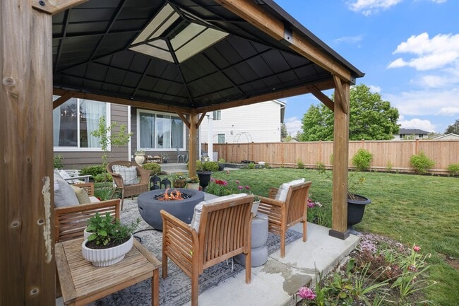 Building Photo - Spacious & Stylish 4-Bedroom A/C Townhome!