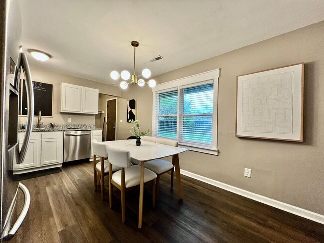 Building Photo - 3 BDR Ranch w/ Fenced yard, laundry, garage + more