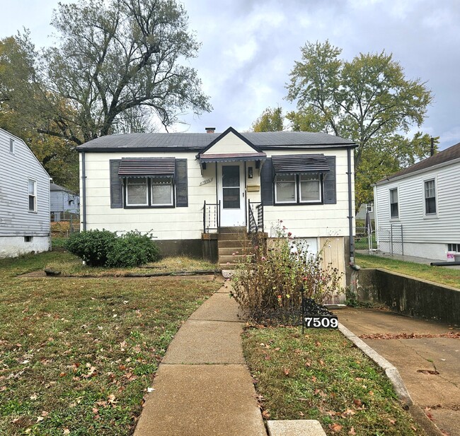 Primary Photo - Charming 2-Bed Home in Saint Louis - Cozy ...