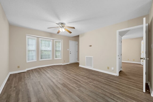 Building Photo - 1 Bedroom Pet Friendly Home For Rent Near Dover Crossing!