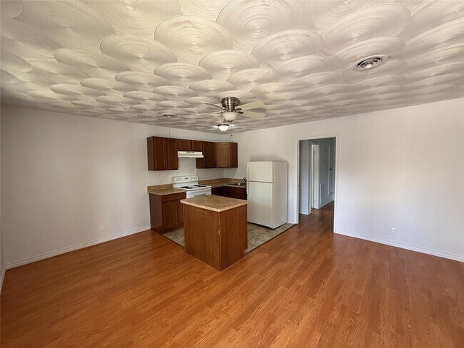 Building Photo - 211 Skyway Dr