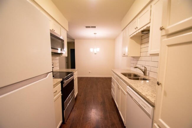 Building Photo - 2107 Mistletoe Ave