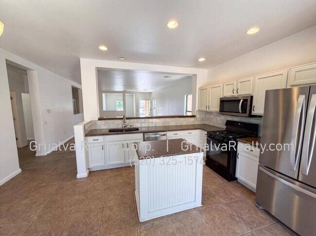 Building Photo - Beautiful 3-Bedroom Rancho Sahuarita Home for Rent *MOVE-IN SPECIAL* (Pima Mine Rd/Rancho Sahuarita)