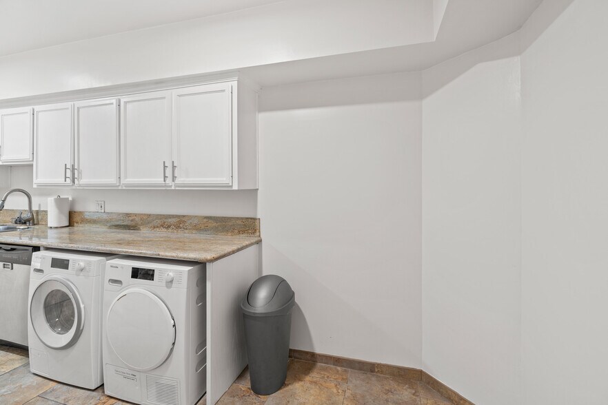 kitchen - 4915 Tyrone Ave