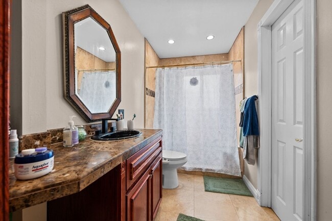 Building Photo - Spacious bedrooms!