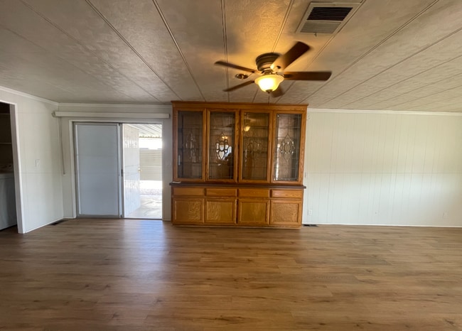 Building Photo - Three Bedroom Two Bathroom Home in Sierra ...