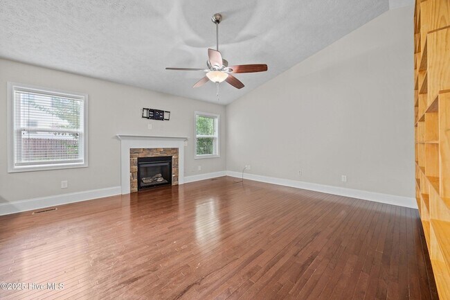 Building Photo - 123 Lightwater Dr