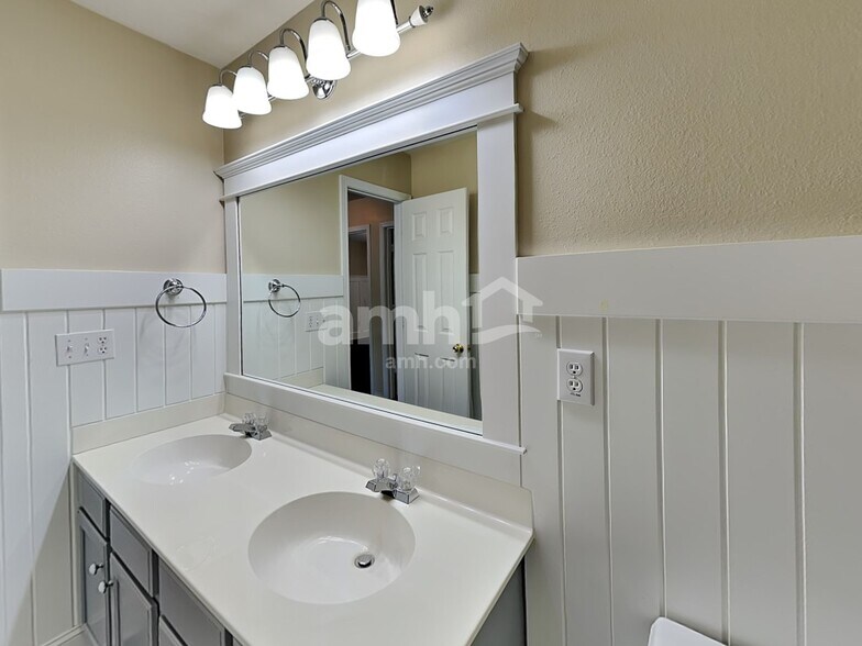 Building Photo - 1710 Cabarrus Crossing Dr
