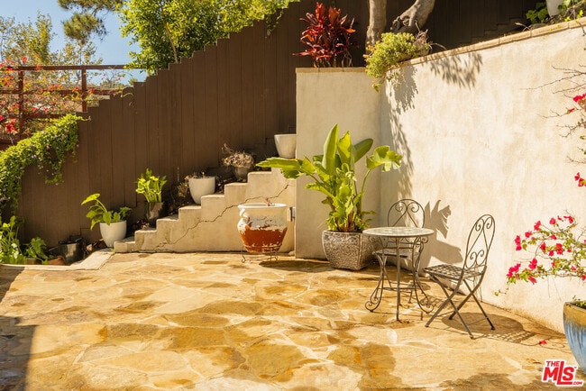 Building Photo - 2829 Beachwood Dr