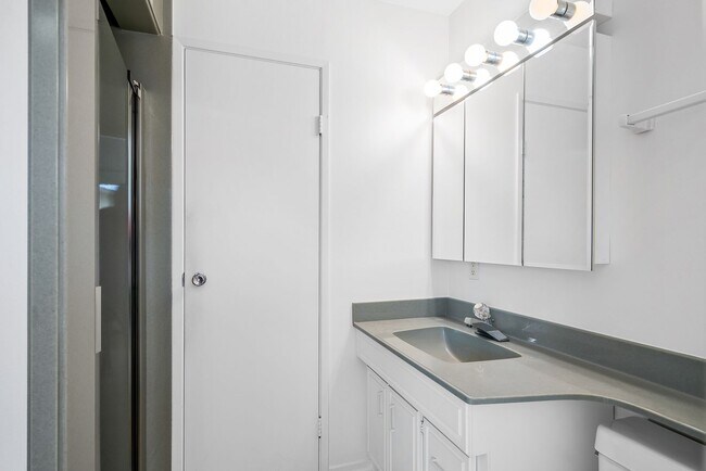 Building Photo - Spacious 4-bedroom, 2-bathroom home in coveted University City