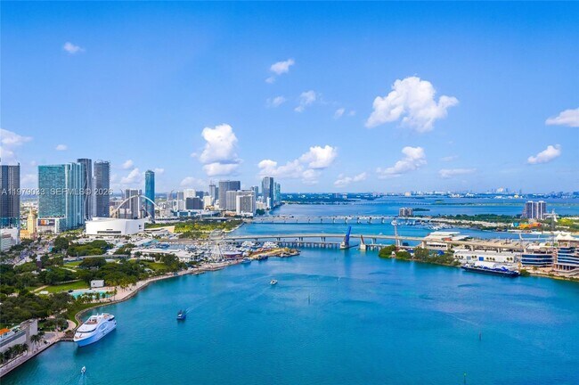 Building Photo - 808 Brickell Key Dr