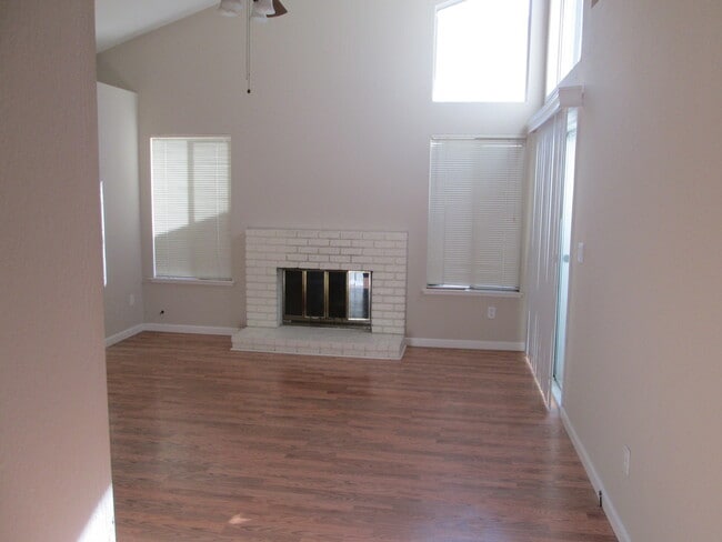 Building Photo - Cozy Living in the Heart of Brentwood