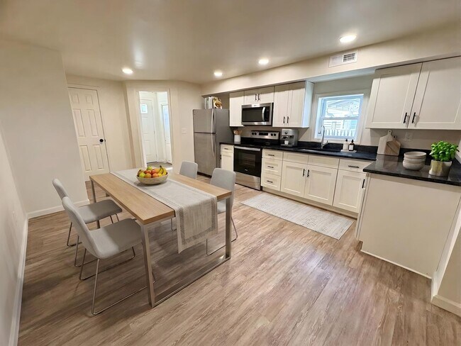 Building Photo - 518 E Cumberland St