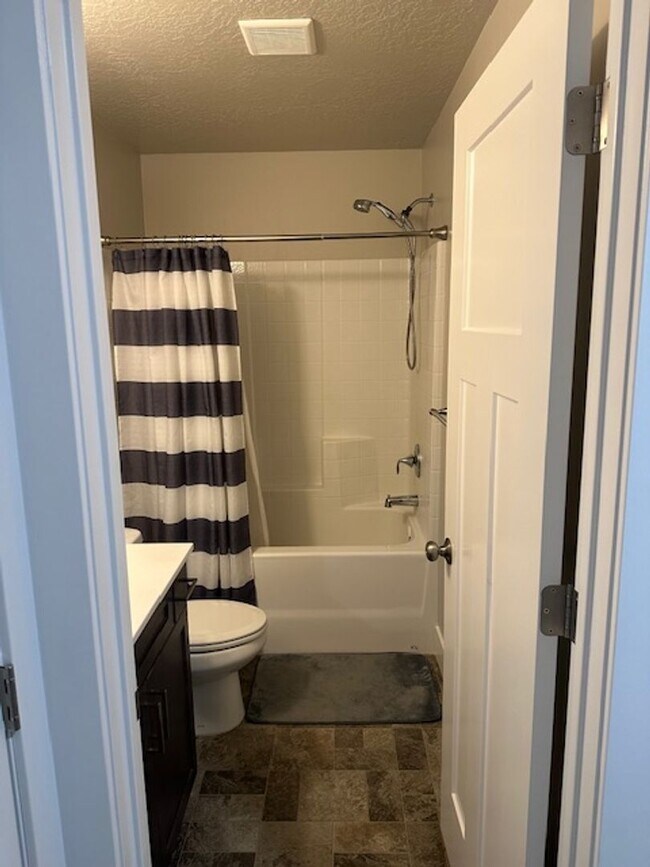 Building Photo - Amazing 3 bed, 2.5 bath with 2 car garage townhome!