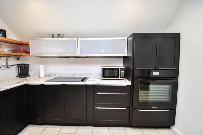 Building Photo - Cozy & Fully Furnished 1-Bedroom Near Sanf...