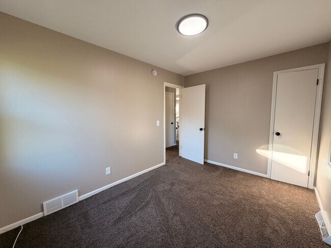 Building Photo - Rockford Schools! 4 Bedroom Duplex