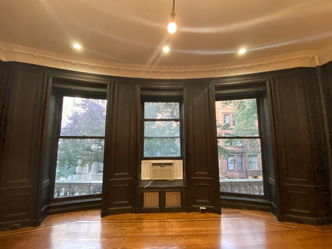 Building Photo - 169 W 76th St