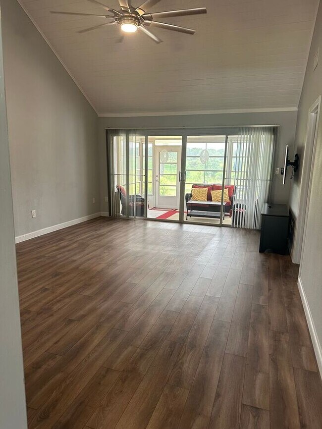 Building Photo - Cozy Condo in Errol Estates