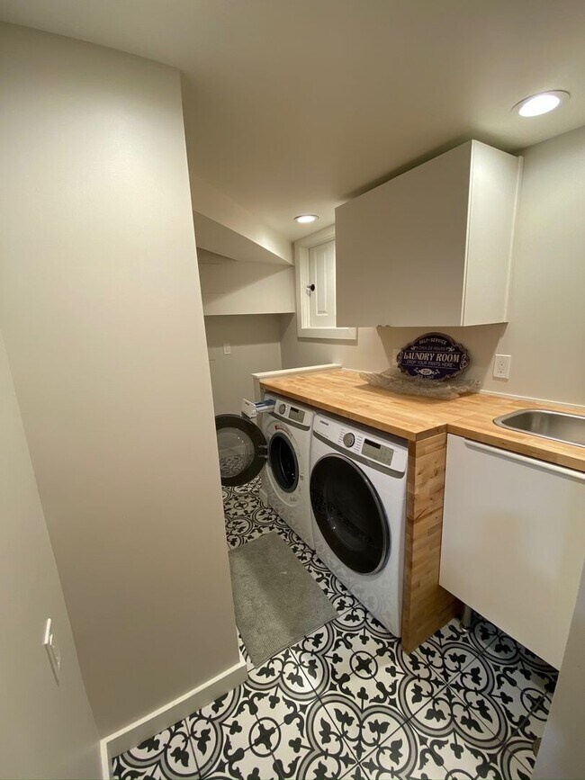 Building Photo - Breathtaking Elliott Bay Views & Sunset Serenity—Steps to Alki Beach!