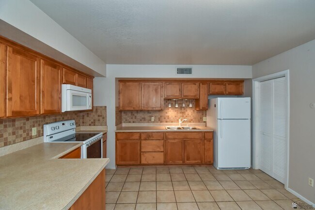 Building Photo - 2490 W Yowell Ct