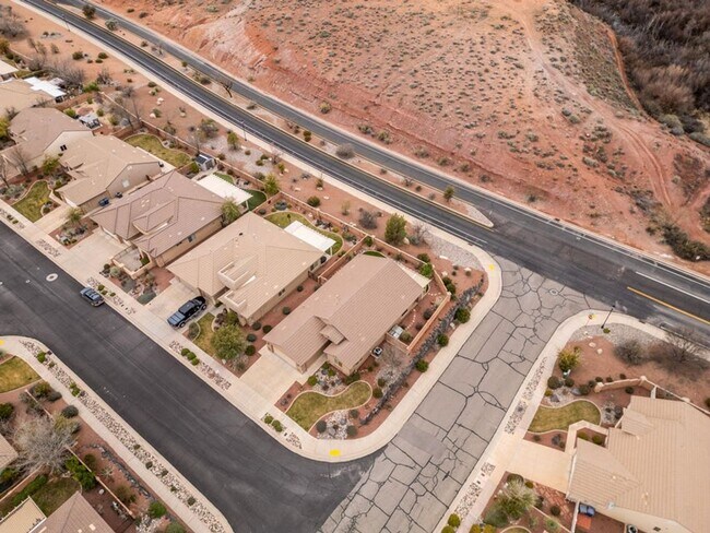 Building Photo - Single family with views and covered patio.