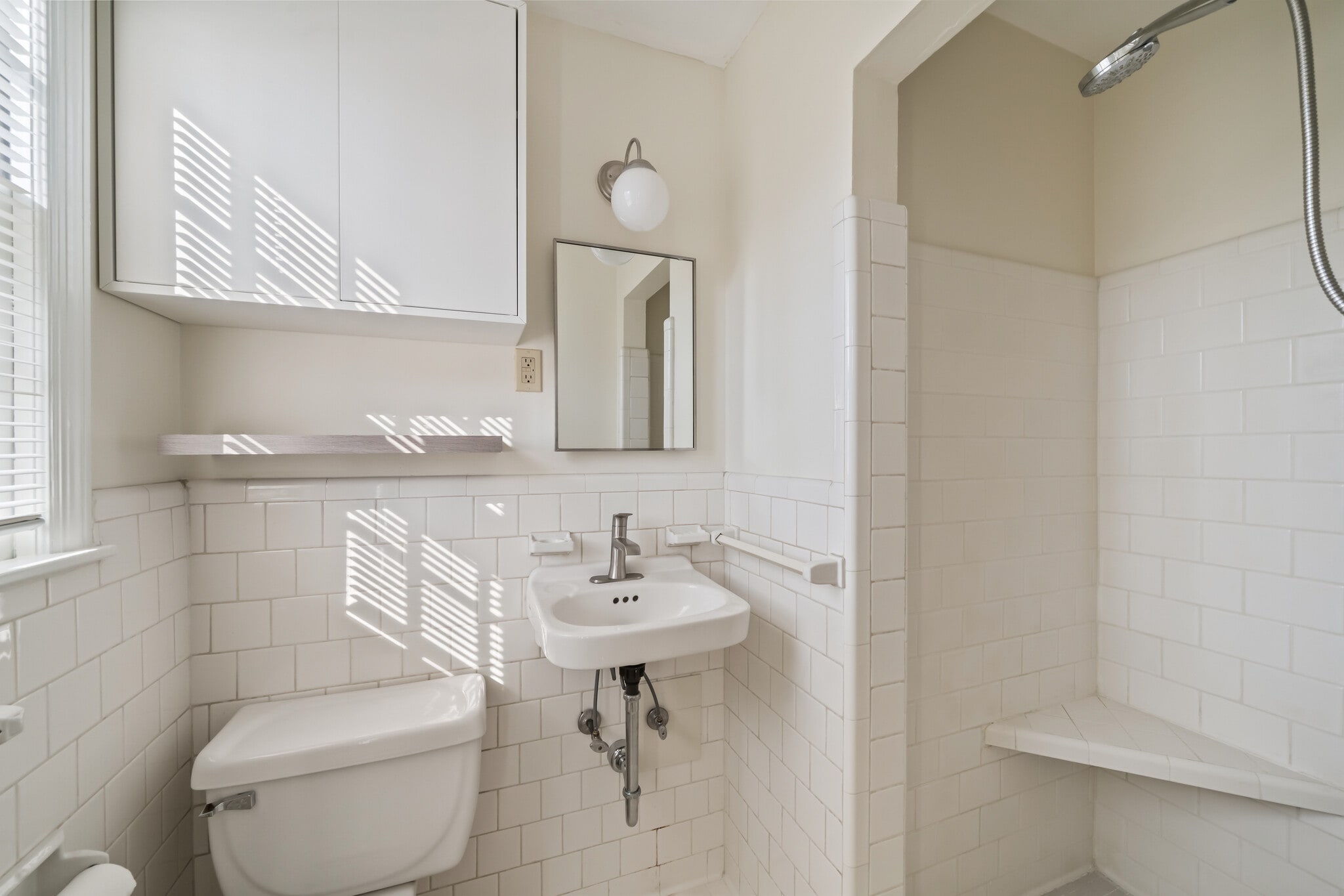 Bedroom Suite 2 Bathroom - 5347 Denwood Ave