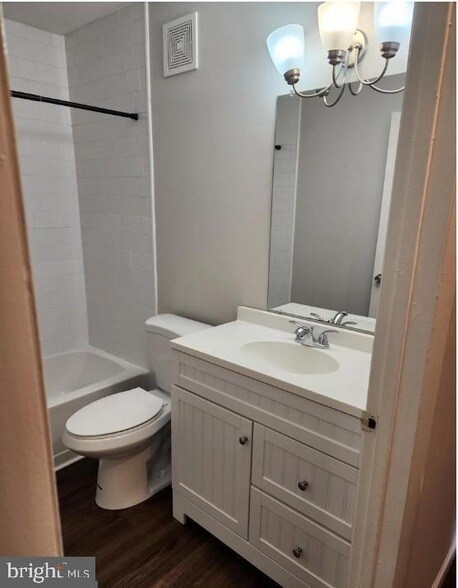 Building Photo - 2115 Woodhollow Dr