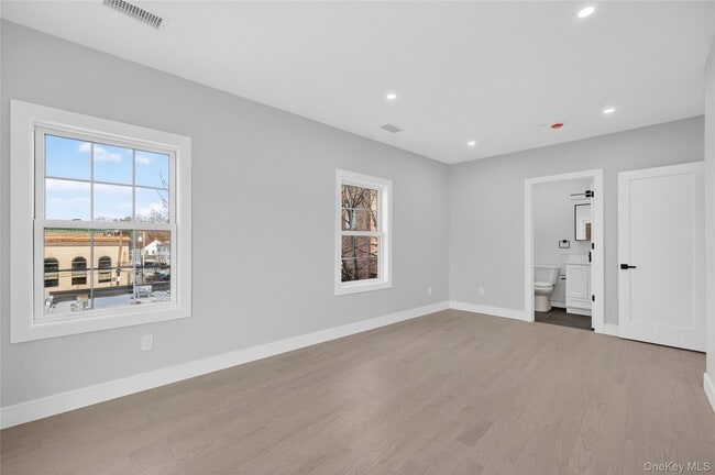 Building Photo - 10 Market St