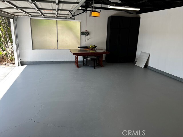 Building Photo - 10468 Des Moines Ave